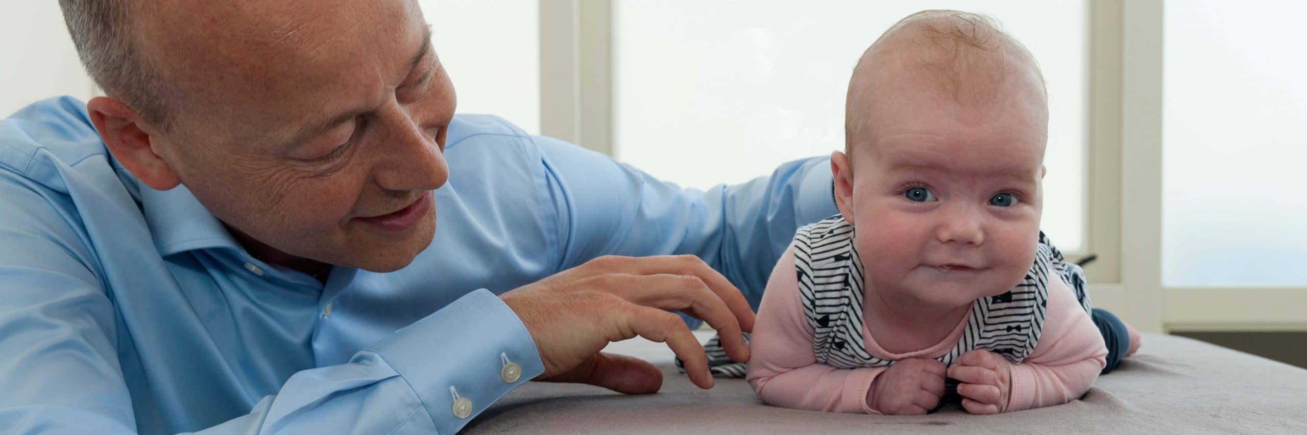 Baby’s en jonge kinderen die een voorkeurshouding hebben, kunnen zichtbaar een afgeplat hoofdje hebben.
