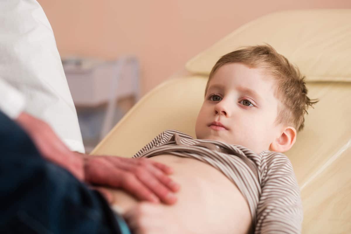 Kind met buikpijn bij de osteopaat van PUUR Osteopathie