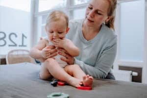 Osteopaat met baby